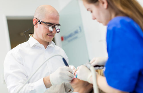 Zahnarzt Bechtold Behandlung Lupenbrille