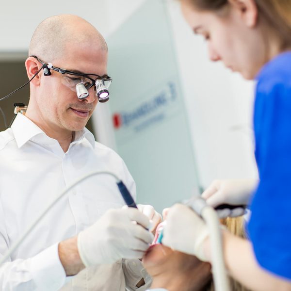 Zahnarzt Bechtold Behandlung Lupenbrille